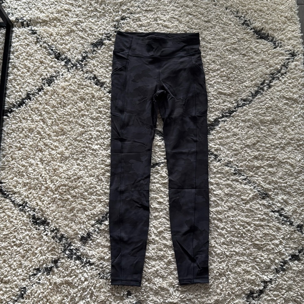 Lululemon Invigorate legging 28” in Black Camo.